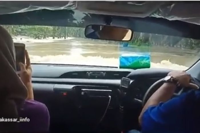 Ambulans terjang banjir sampai terendam setengah