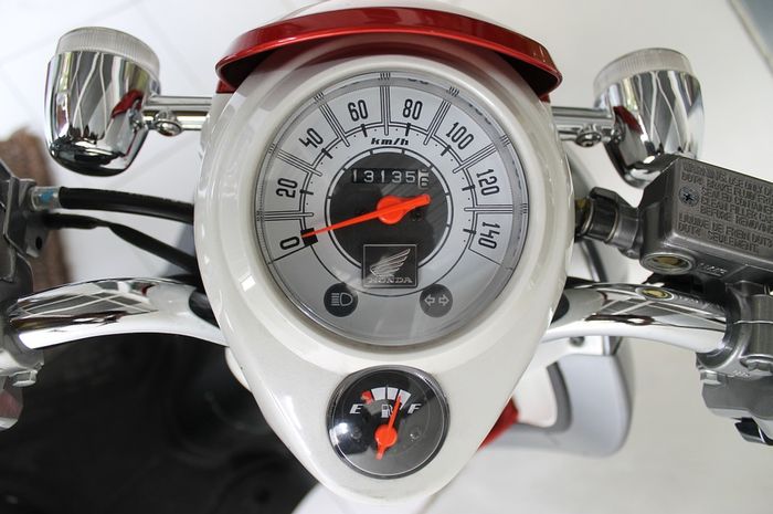 Ilustrasi speedometer dan indikator bensin pada kendaraan