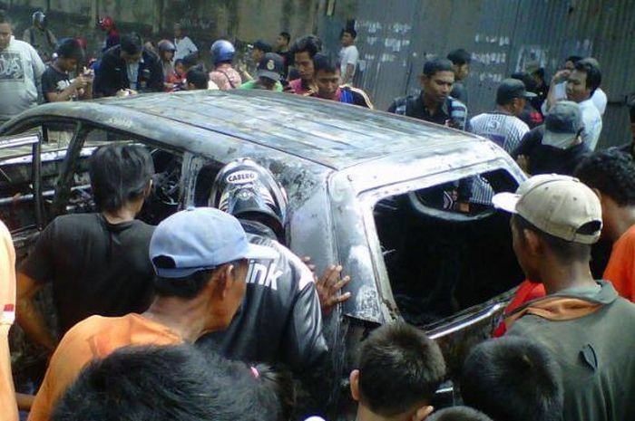 Toyota Avanza gosong setelah 'batuk-batuk' di jalan tol