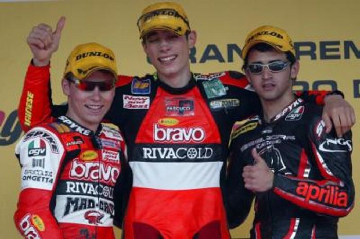 Kemenangan pertama Marco Simoncelli di kelas GP125 ditemani rekan setimnya di Jerez 2004