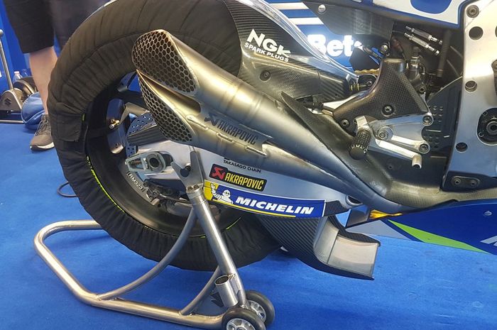 Spoiler swingarm terlihat kemunculannya di Suzuki GSX-RR di sesi tes resmi MotoGP di sirkuit Jerez, Spanyol (6/5)