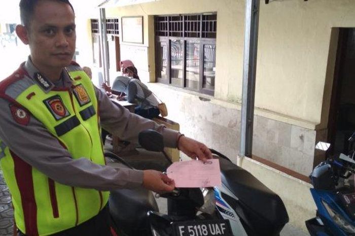 Agus Ahmadin selaku Anggota Polsek Cipatat bersama barang bukti sepeda motor