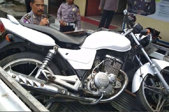 Suzuki Thunder Ipda Tatang yang jadi ganjalan truk masih mulus.jpg