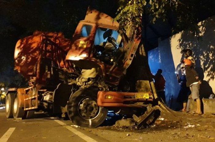 Ngantuk ngantuk Menjadi Maut Kecelakaan Naas Truk  