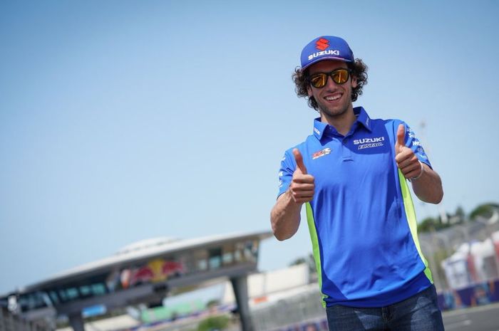 Pembalap Suzuki Ecstar, Alex Rins saat berpose di Sirkuit Jerez, Spanyol 