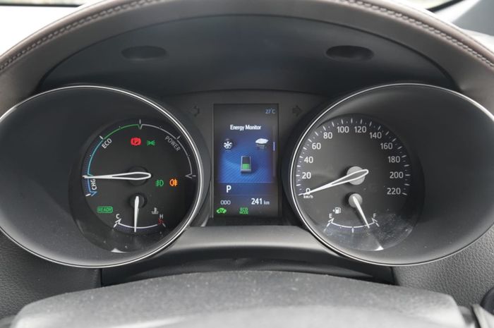 Di Toyota C-HR Hybrid, takometer berganti indikator power dan eco