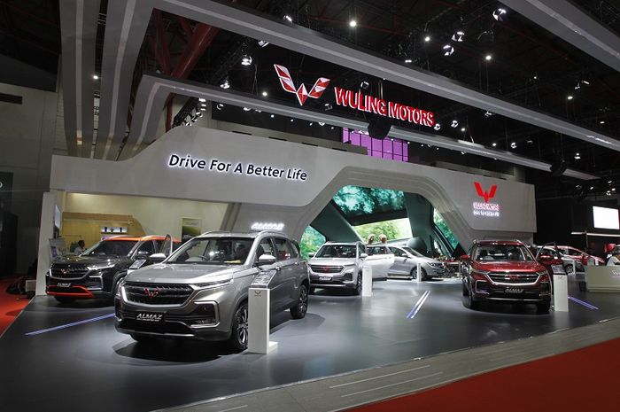 Wuling Almaz di booth Wuling Motors