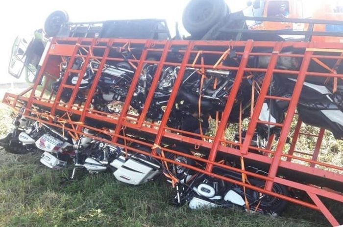 Truk towing angkut Harley-Davidson terbalik di tol Cipali