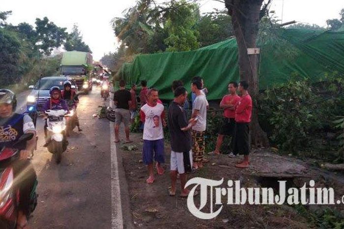 Akibat rem blong truk terguling dan seruduk rumah di Dusun Kepet, Desa Tunah, Kecamatan Semanding, Tuban, usai terlibat kecelakaan beruntun, Selasa (7/5/2019). 