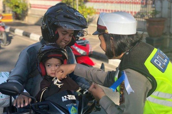 Polwan dari Polres HSU yang melakukan kegiatan Operasi Keselamatan Intan 2019