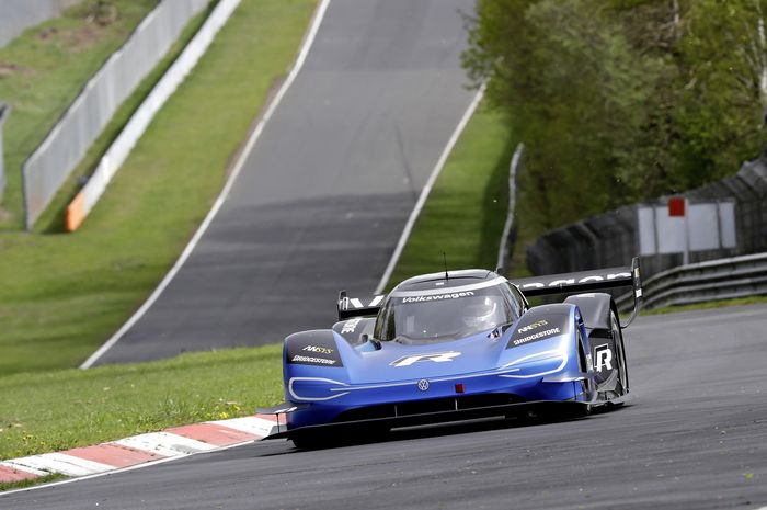 Romain Dumas melakukan tes Volkswagen ID. R di Nordschleife