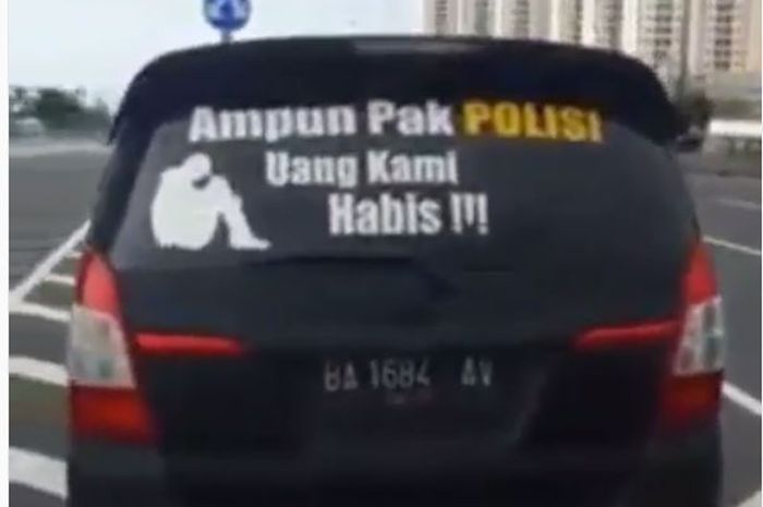 Toyota Kijang Innova dihentikan polisi karena stiker di kaca belakang