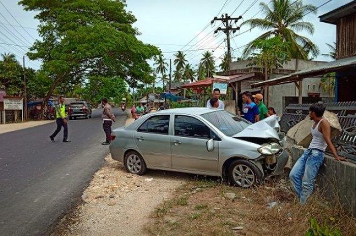Kondisi mobil Toyota Vios setelah menabrak motor Honda Supra Fit