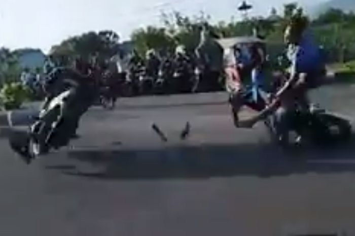 Suzuki Satria FU ditabrak motor matic