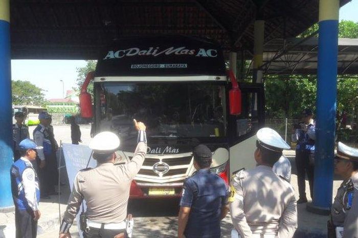 Salah satu bus yang sopir dan keneknya dilakukan pemeriksaan kesehatan oleh Polres Bojonegoro