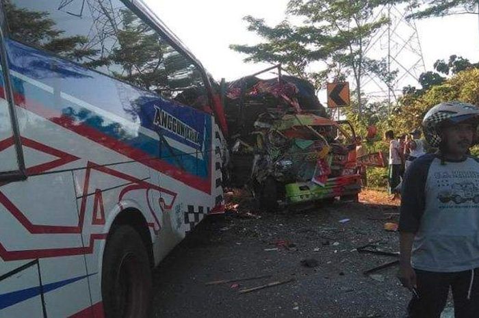 Bus Vs Truk Adu Muka di Jalan Raya Probolinggo-Jember, Kedua Sopir Langsung Meregang Nyawa, Rabu (8/5/2019). 