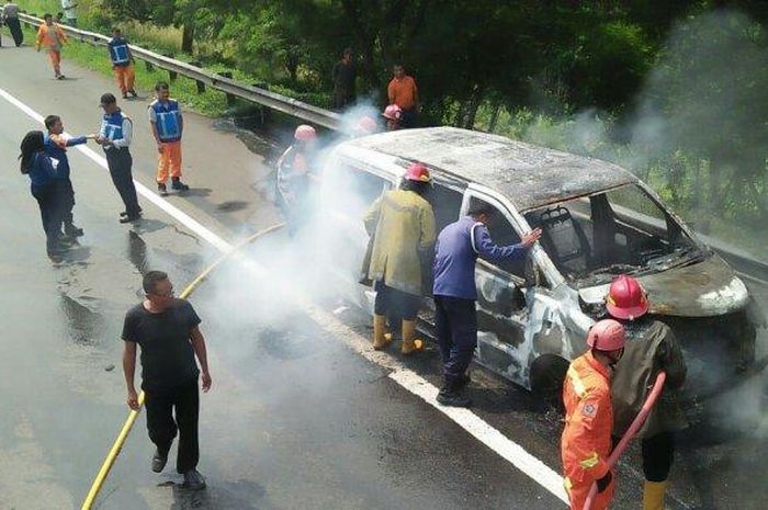 Mobil hyundai yang terbakar di kilometer 88 Cipularang