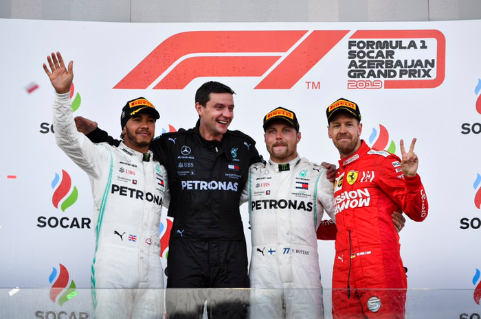 Valtteri Bottas bersama Lewis Hamilton, Sebastian Vettel, dan perwakilan tim Mercedes AMG F1 (Twitter/MercedesAMGF1)
