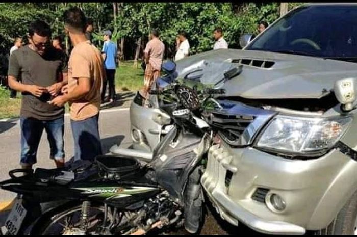 Toyota Hilux tertancap Suzuki Smash tepat di tengah wajah