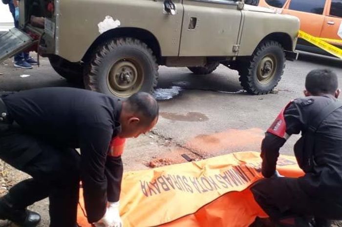 Penemuan mayat di dalam mobil Land Rover milik warga Surabaya bikin geger.