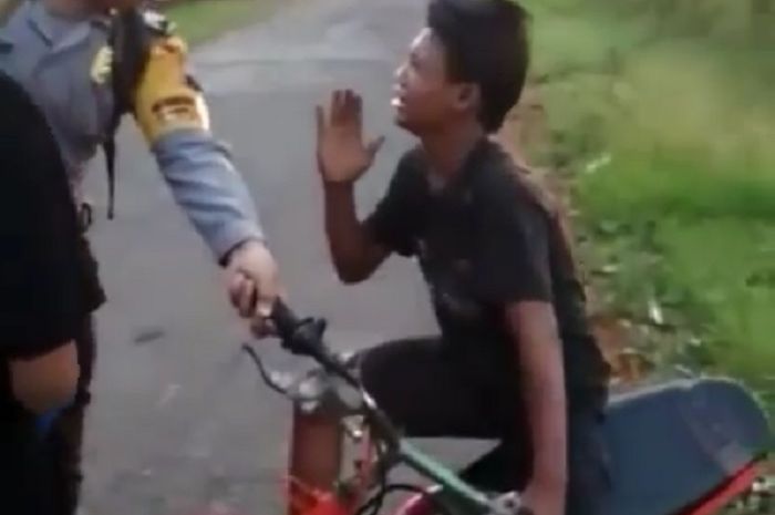 Seorang bocah diduga pelaku balap liar nangis saat tertangkap polisi