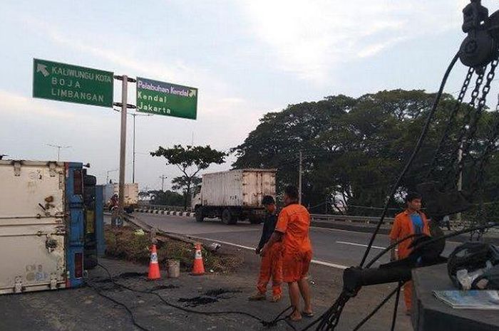 Mobil Box Pengangkut Kopi Yang terguling di jalan perbatasan Mangkang-Kendal, Jateng Sabtu (11/5/2019)