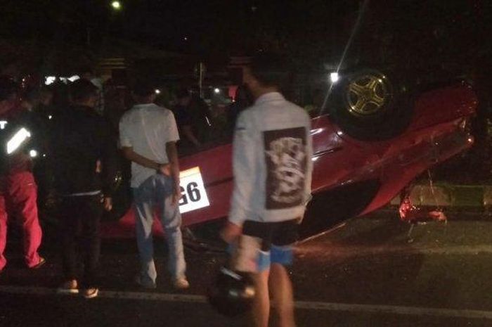 Mobil Mazda yang terbalik di Malang setelah tabrak median jalan