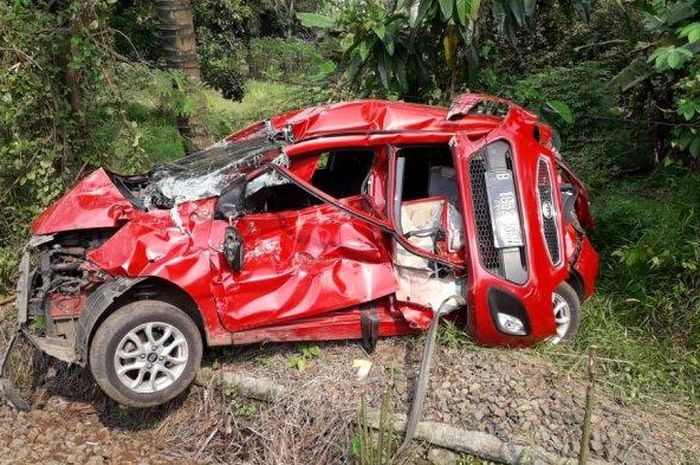 Kondisi KIA Picanto setelah tertabrak kereta commuter line