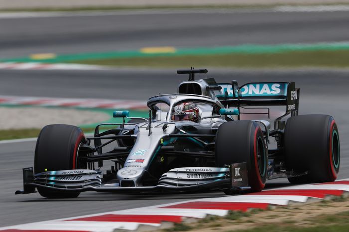 Lewis Hamilton mendominasi 66 lap balapan F1 Barcelona