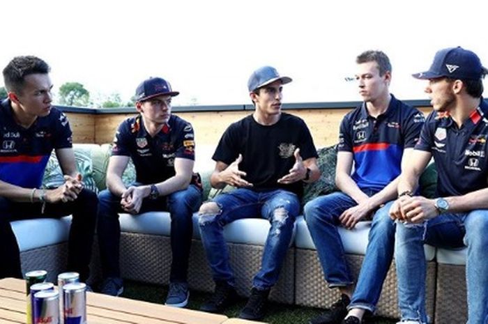 Marc Marquez (tengah) saat berdiskusi dengan pembalap Aston Martin Red Bull Racing dan Scuderia Toro Rosso Honda