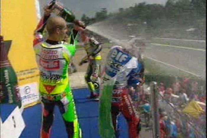 Valentino Rossi merayakan kemenangan GP250 di sirkuit Imola tahun 1997