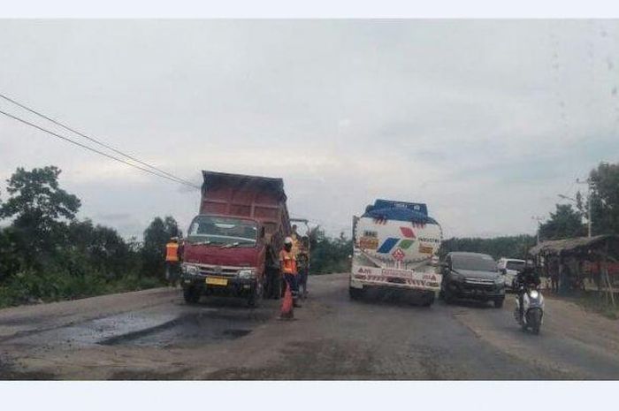 Perbaikan jalan di lintas Palembang-Indralaya