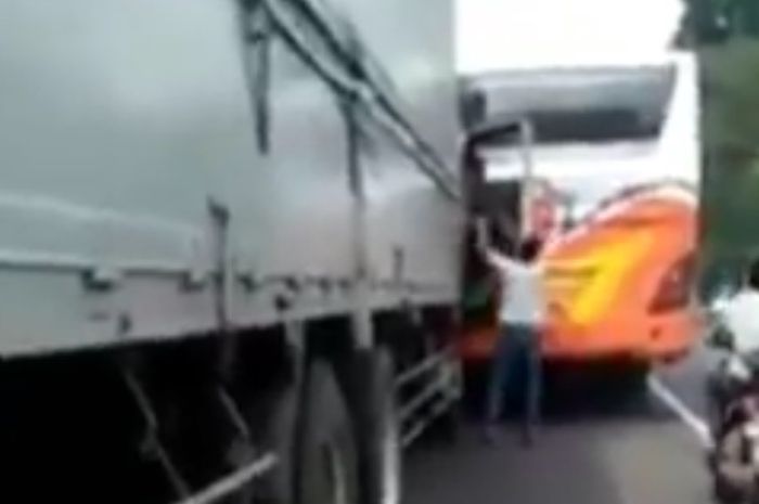 Cuplikan dari video sopir truk adu mulut dengan sopir bus