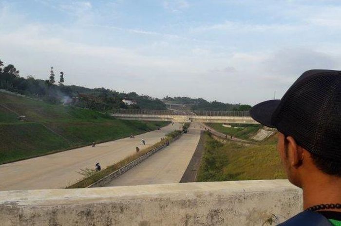 Proyek jalan tol Cisumdawu malah jadi trek balap liar