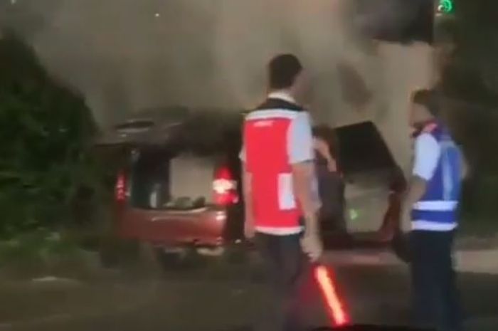 Mitsubishi Chariot kelurkan asap tebal hitam di tol TB Simatupang