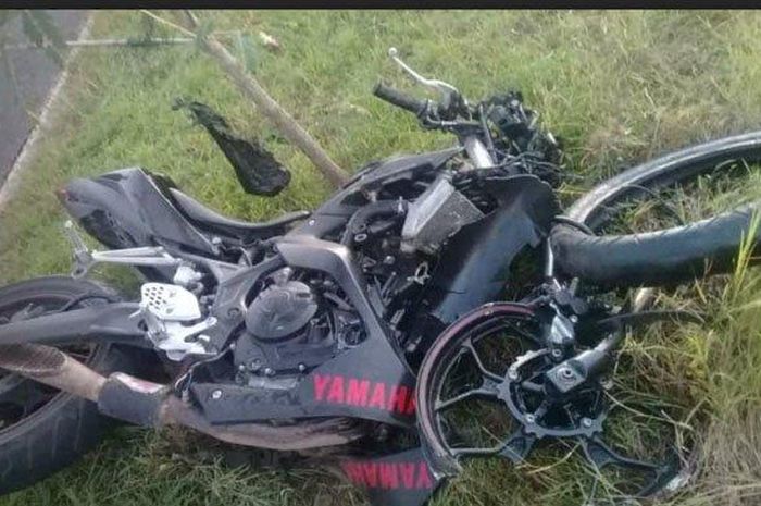 Yamaha R25 ringsek setelah menghantam pikap pengangkut kelapa di Madura