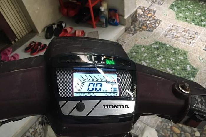 Instrumen digital aftermarket terpasang di Honda Astrea Prima