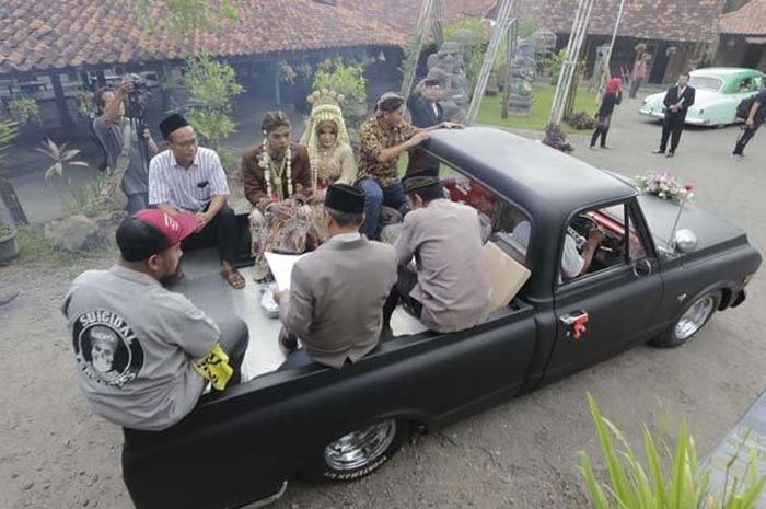 Garage van Love, nikahan unik ijab kabul di bak mobil klasik