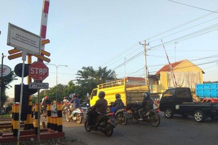 Aktivitas di Jalur Pantura Kota Pekalongan terlihat semakin padat