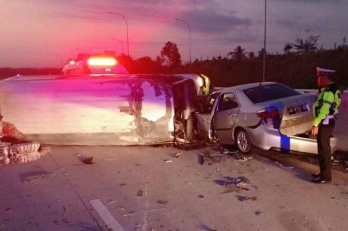 Mini bus yang terguling akibat pecah ban di tol Boyolali, Jawa Tengah