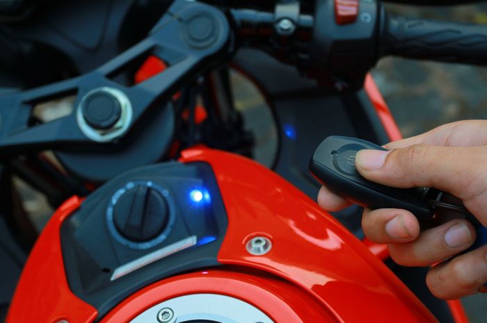 Lampu indikator akan berkedip selama 20 detik kalau baterai keyless hampir habis