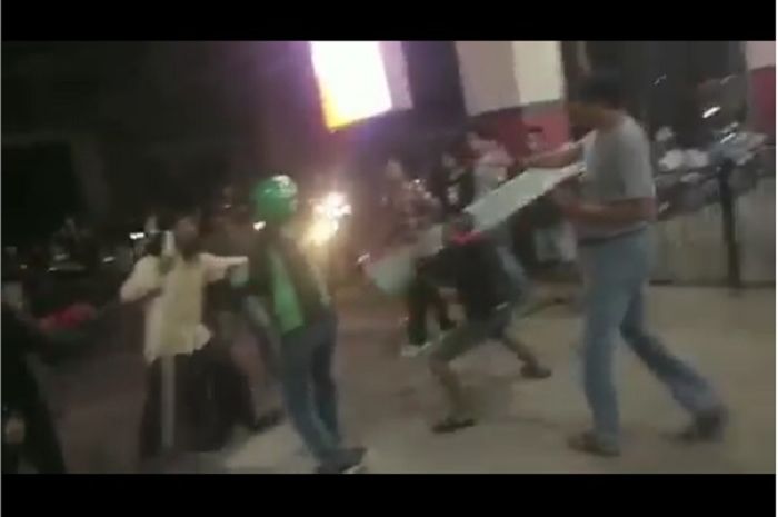 Seorang driver ojol, Irfan (18) saat dikeroyok sejumlah tukang parkir liar di Mall Panakkukang, Makassar, Sulawesi Selatan. 