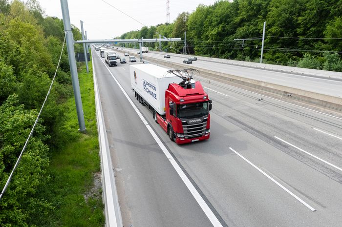 Siemens Mobility supplied a pilot system for electrified road freight transport for Hessen Mobil.
