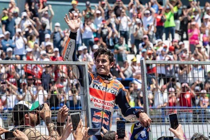 Marc Marquez menyapa para fans usai juara di MotoGP Spanyol 2019