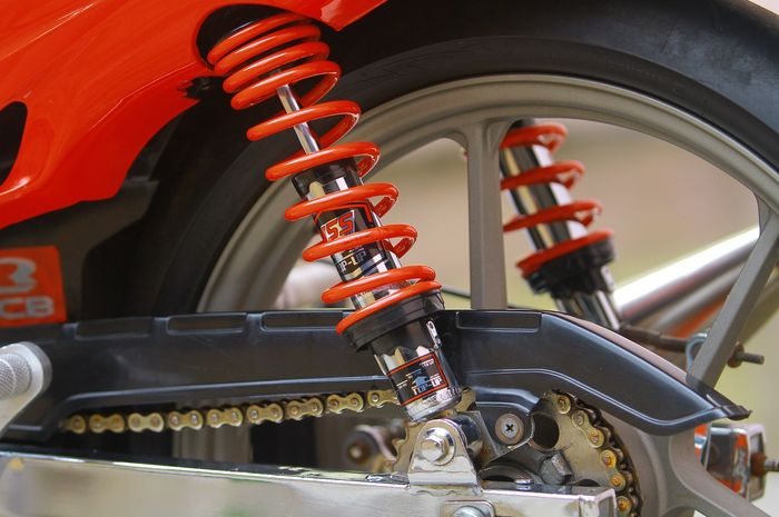 Ilustrasi sokbreker belakang motor