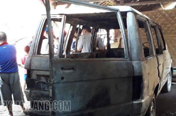 Mobil Toyota Kijang yang jadi korban pembakaran di Jember