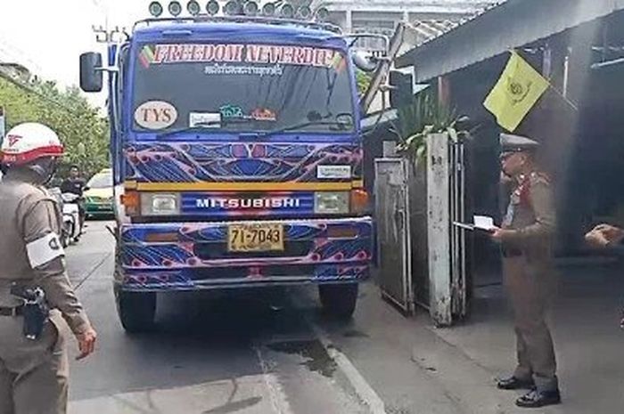 Penampakan truk yang melindas bayi di Thailand