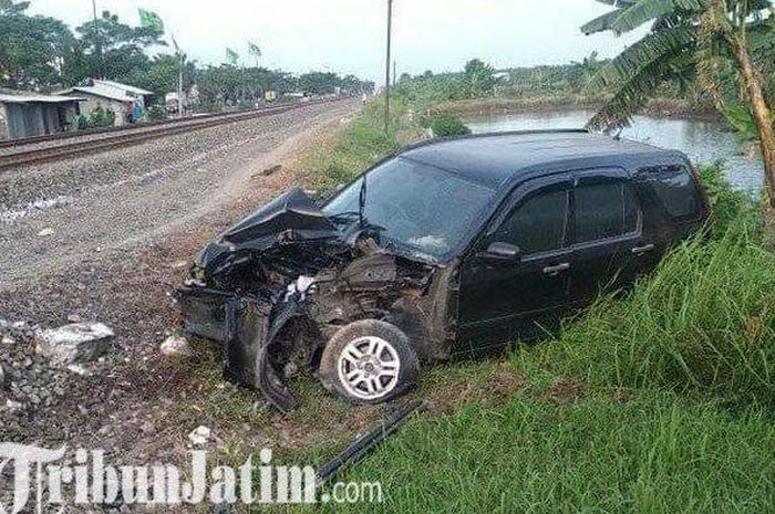 Honda CR-V bonyok dihantam kereta api