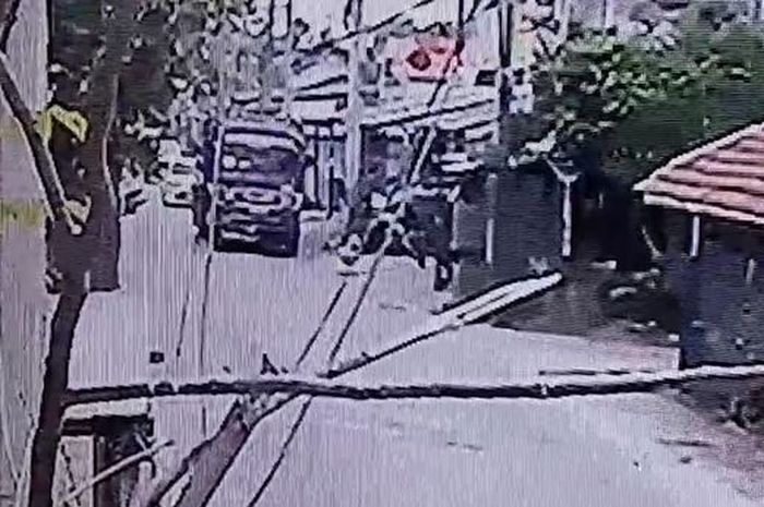 Cuplikan video cctv seorang bayi yang terlindas truk lantaran sang ibu lalai malah sibuk main hp