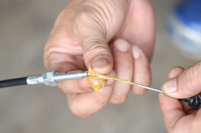 Kabel kopling jangan dilumasi dengan gemuk karena rawan kotoran menempel